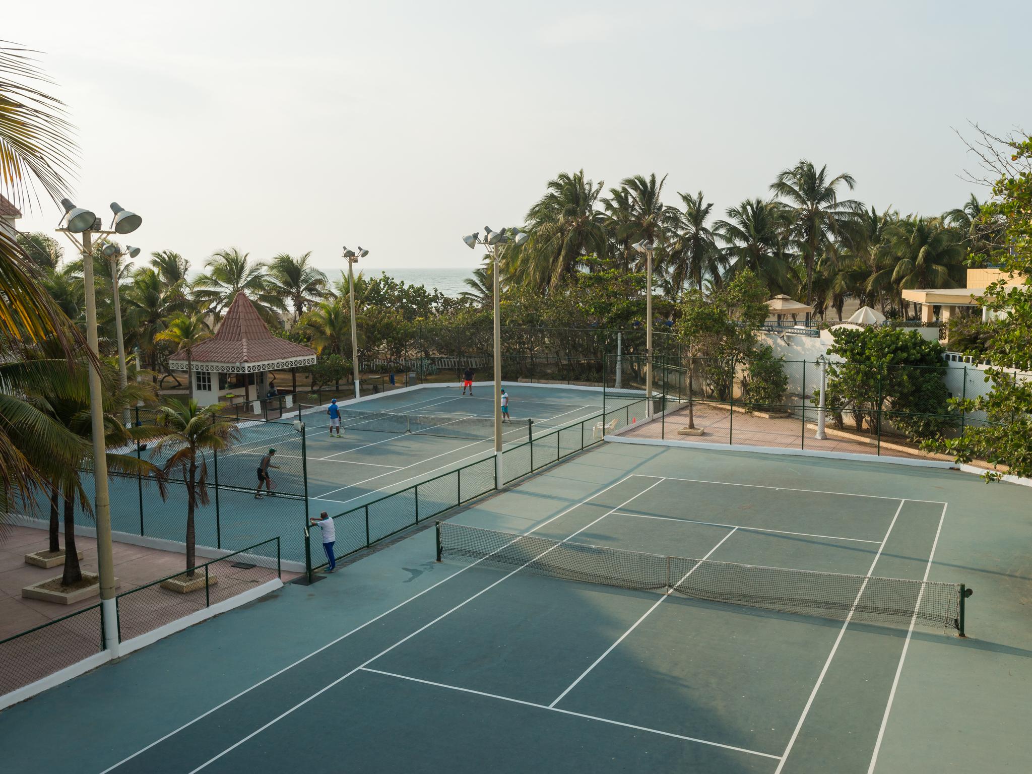 Hotel Las Americas Casa De Playa Cartagena Dış mekan fotoğraf Tennis courts at the resort