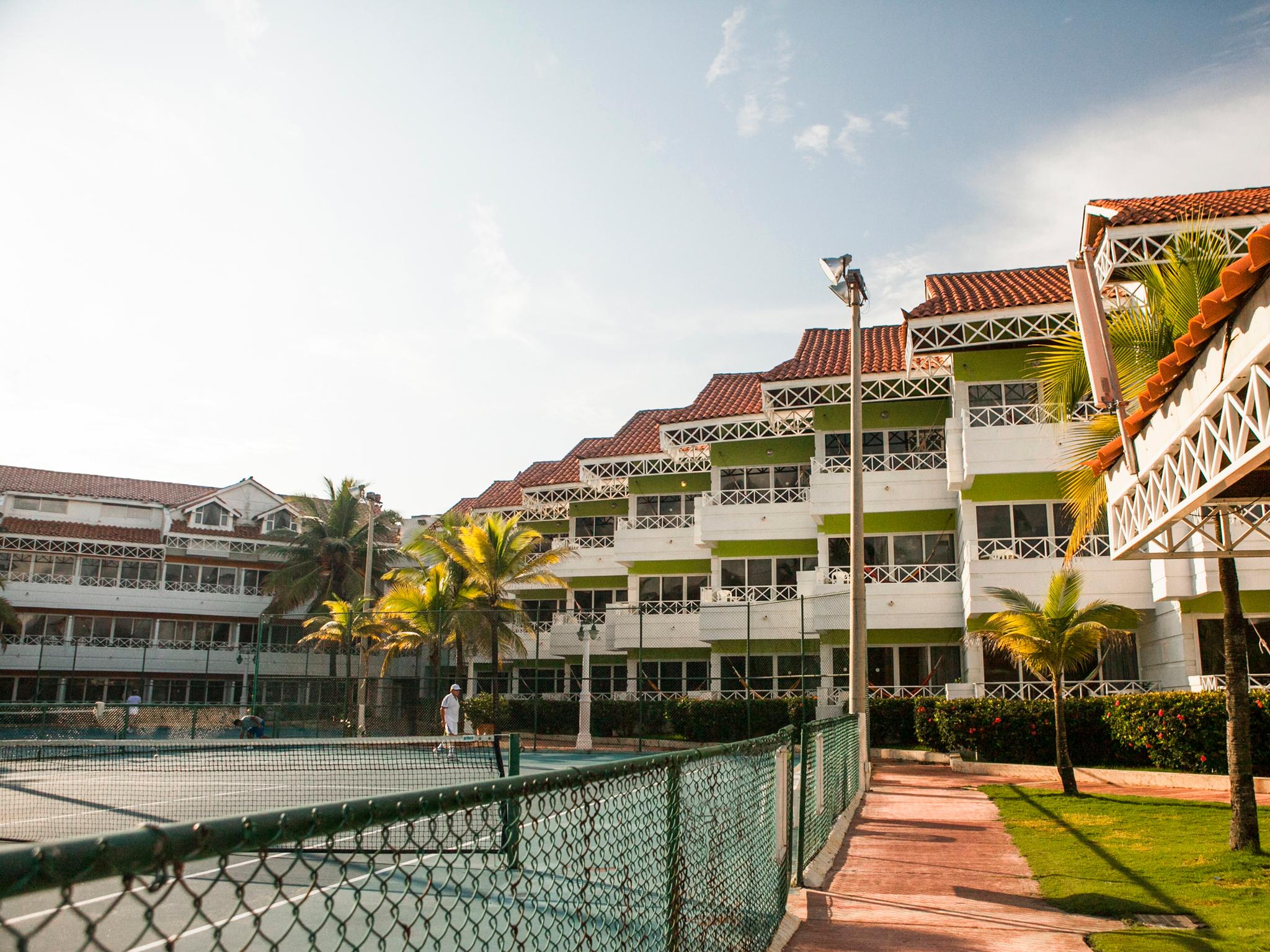 Hotel Las Americas Casa De Playa Cartagena Dış mekan fotoğraf The school's main building