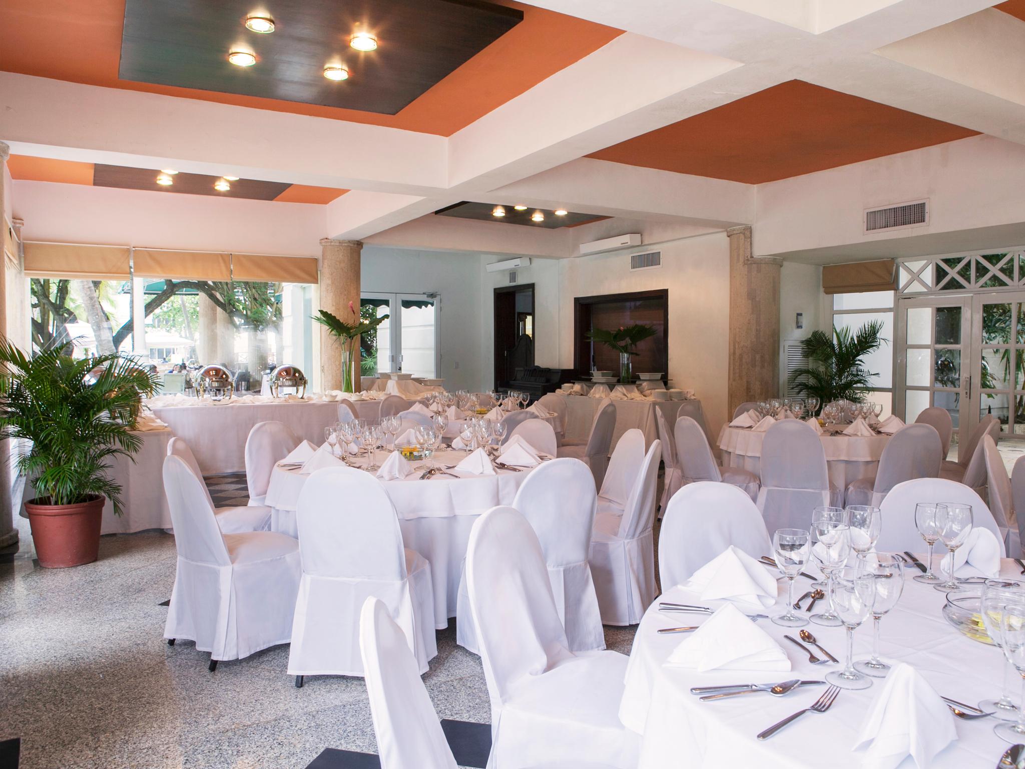 Hotel Las Americas Casa De Playa Cartagena Dış mekan fotoğraf A restaurant in the resort
