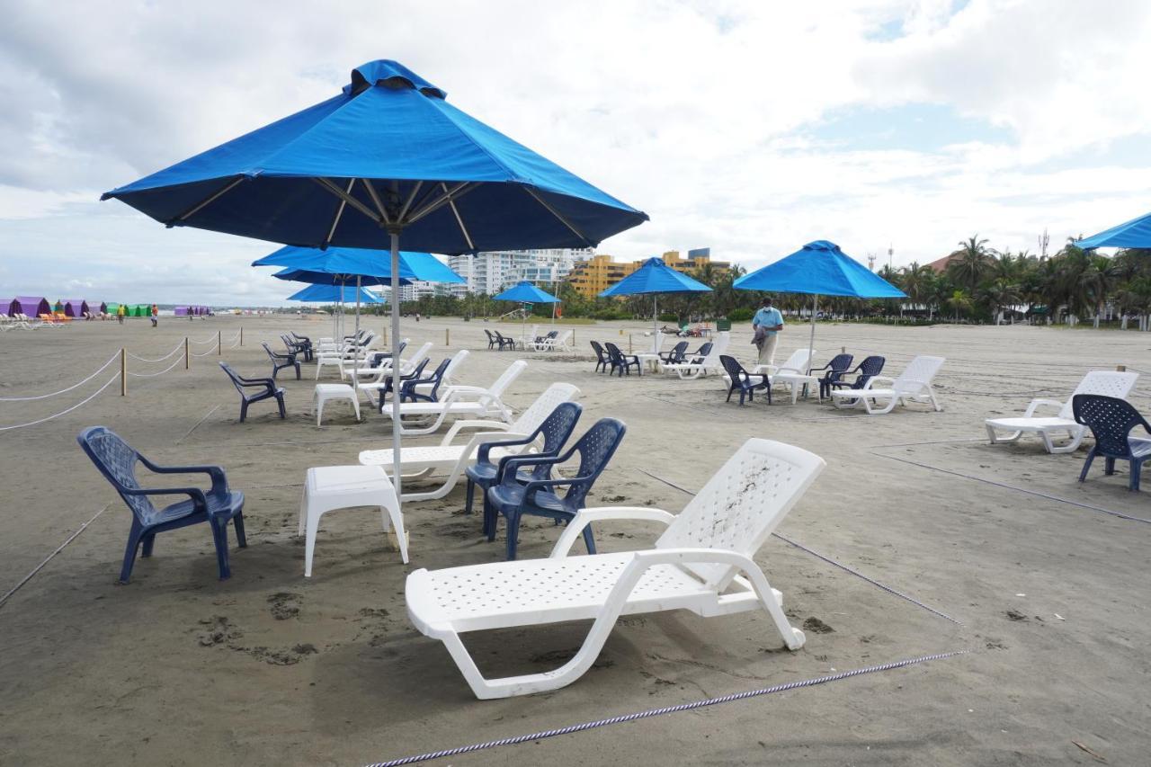 Hotel Las Americas Casa De Playa Cartagena Dış mekan fotoğraf Beach chairs and umbrellas at South Beach, Miami