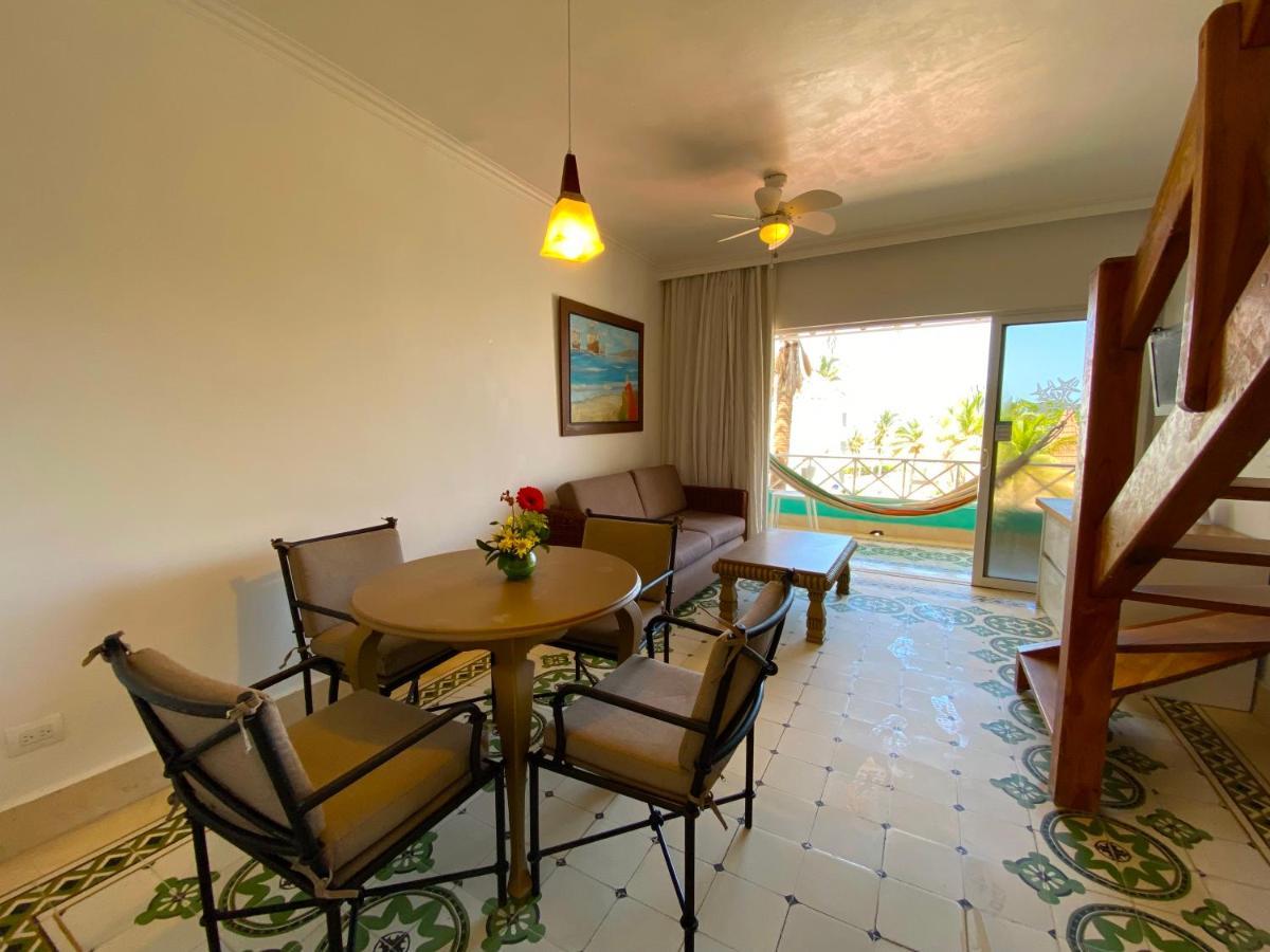Hotel Las Americas Casa De Playa Cartagena Dış mekan fotoğraf Living room in a typical condo