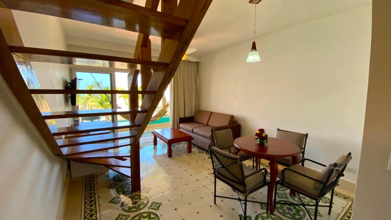 Hotel Las Americas Casa De Playa Cartagena Dış mekan fotoğraf A living room in a typical apartment at the resort